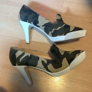 Feminine cafe camo heels rubber front worn twice great condition size 6.…